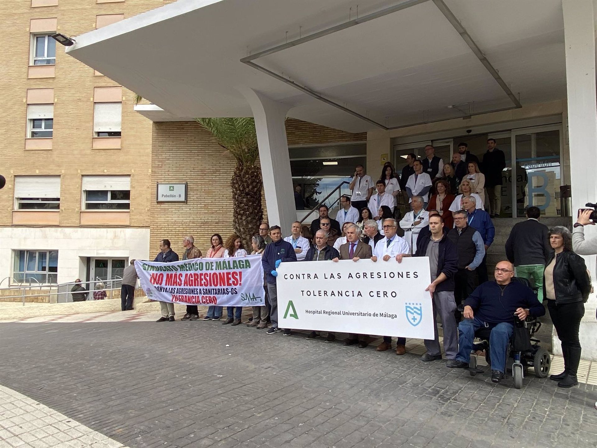 Familiares de un paciente en las urgencias del Regional insultan y amenazan a dos médicas