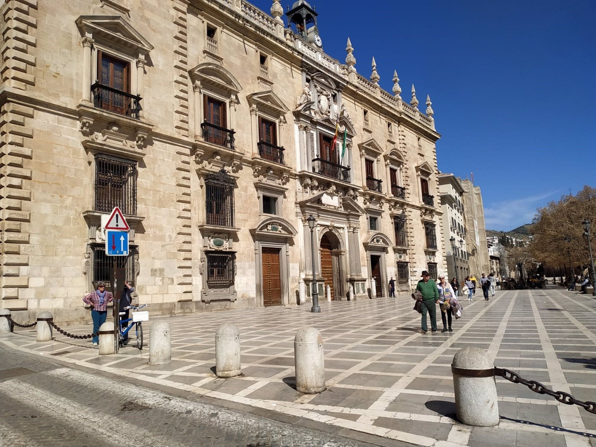 Absuelven a un hombre condenado por amenazar y golpear a su pareja en una pierna