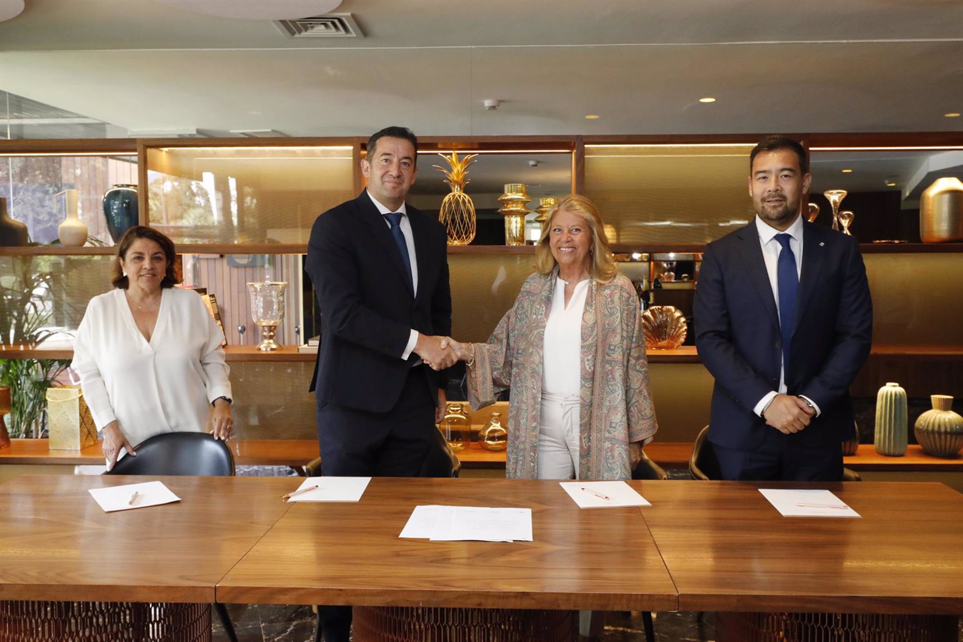 Ayuntamiento de Marbella y Les Roches firman un acuerdo para atraer a visitantes interesados en la tecnología