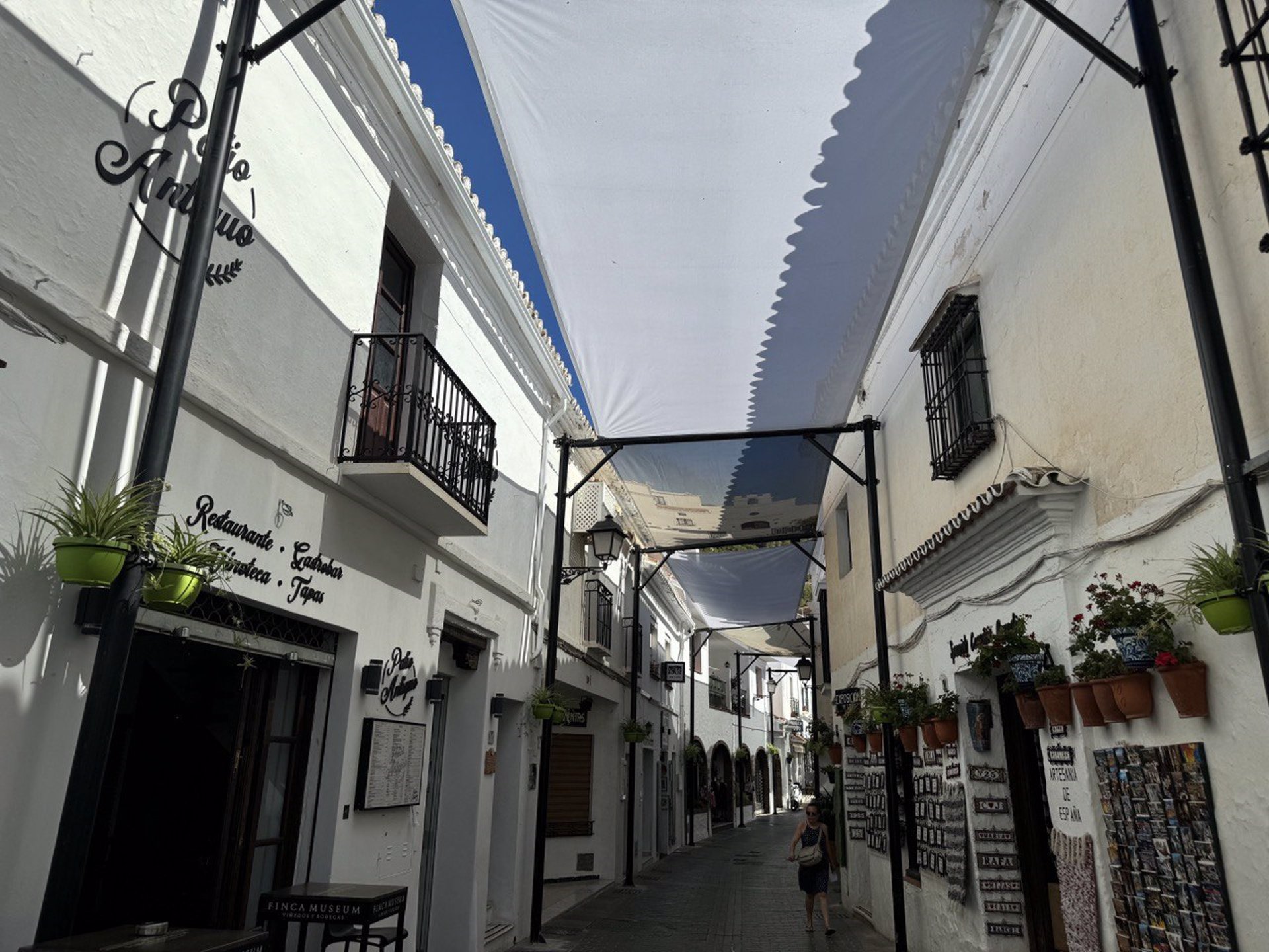 El Ayuntamiento de Mijas instala toldos en una treintena de espacios públicos