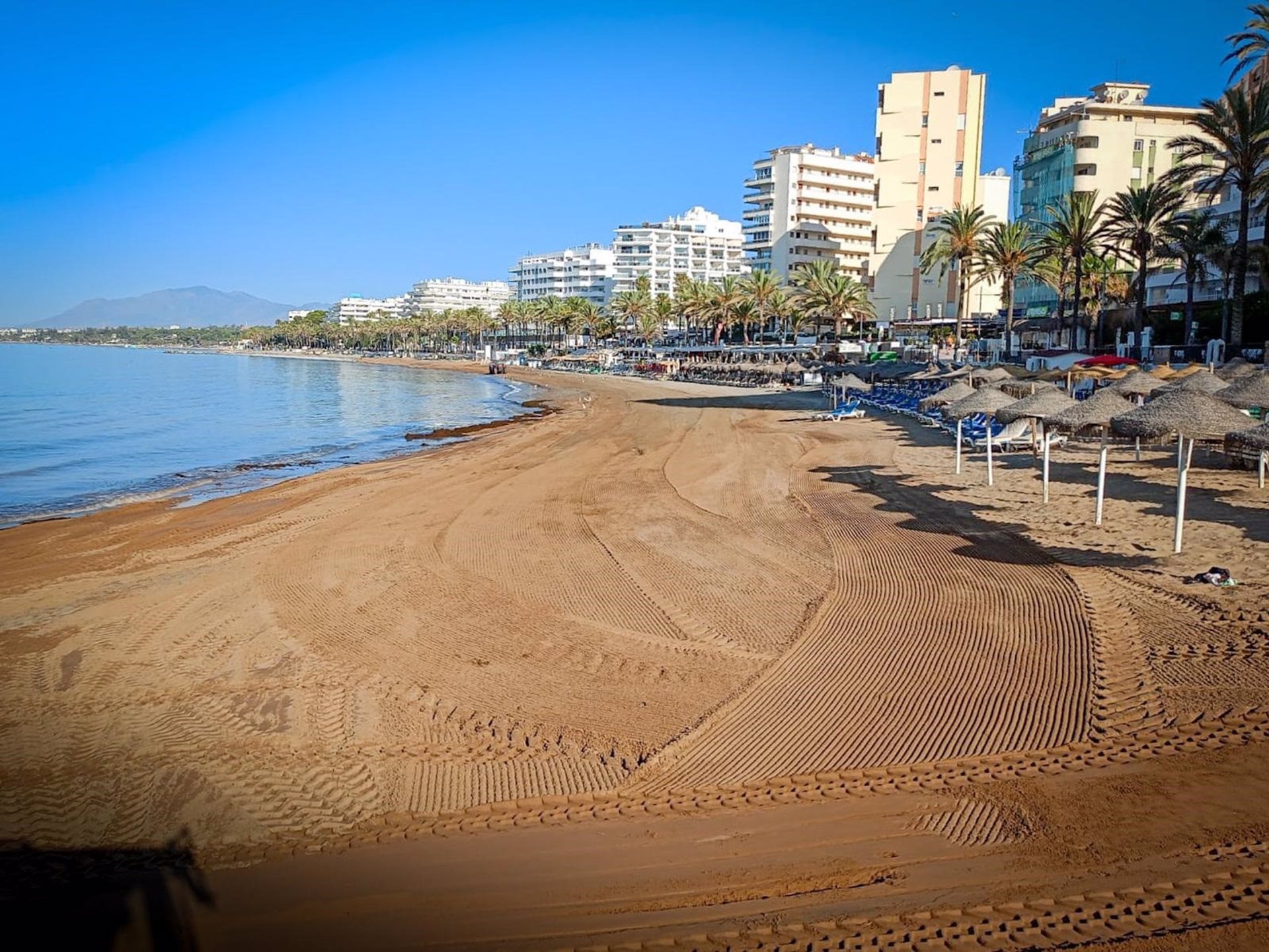 El Ayuntamiento finaliza los aportes de arena en las playas de La Fontanilla y La Venus-Bajadilla de Marbella
