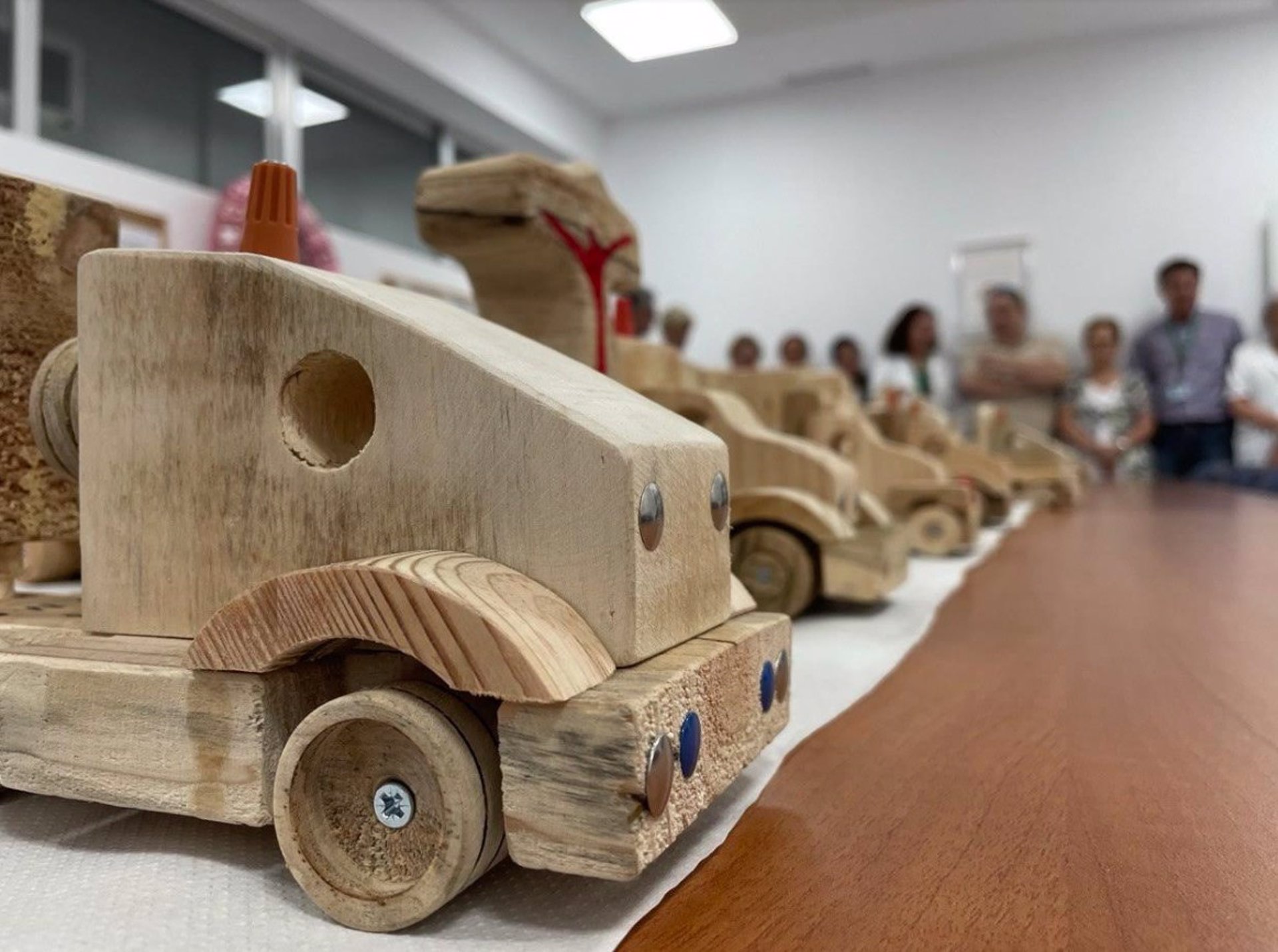 El Hospital Clínico recibe medio centenar de juguetes de madera realizados de forma artesanal por un paciente