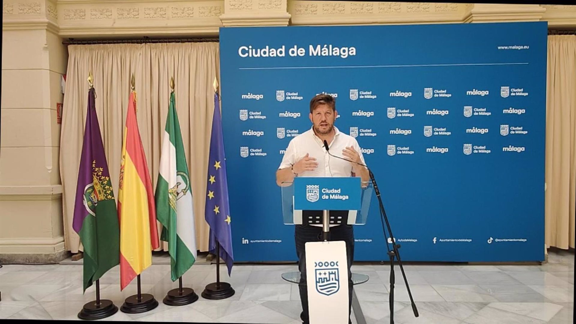 Con Málaga pide al Ayuntamiento reducir el precio de las atracciones de Feria