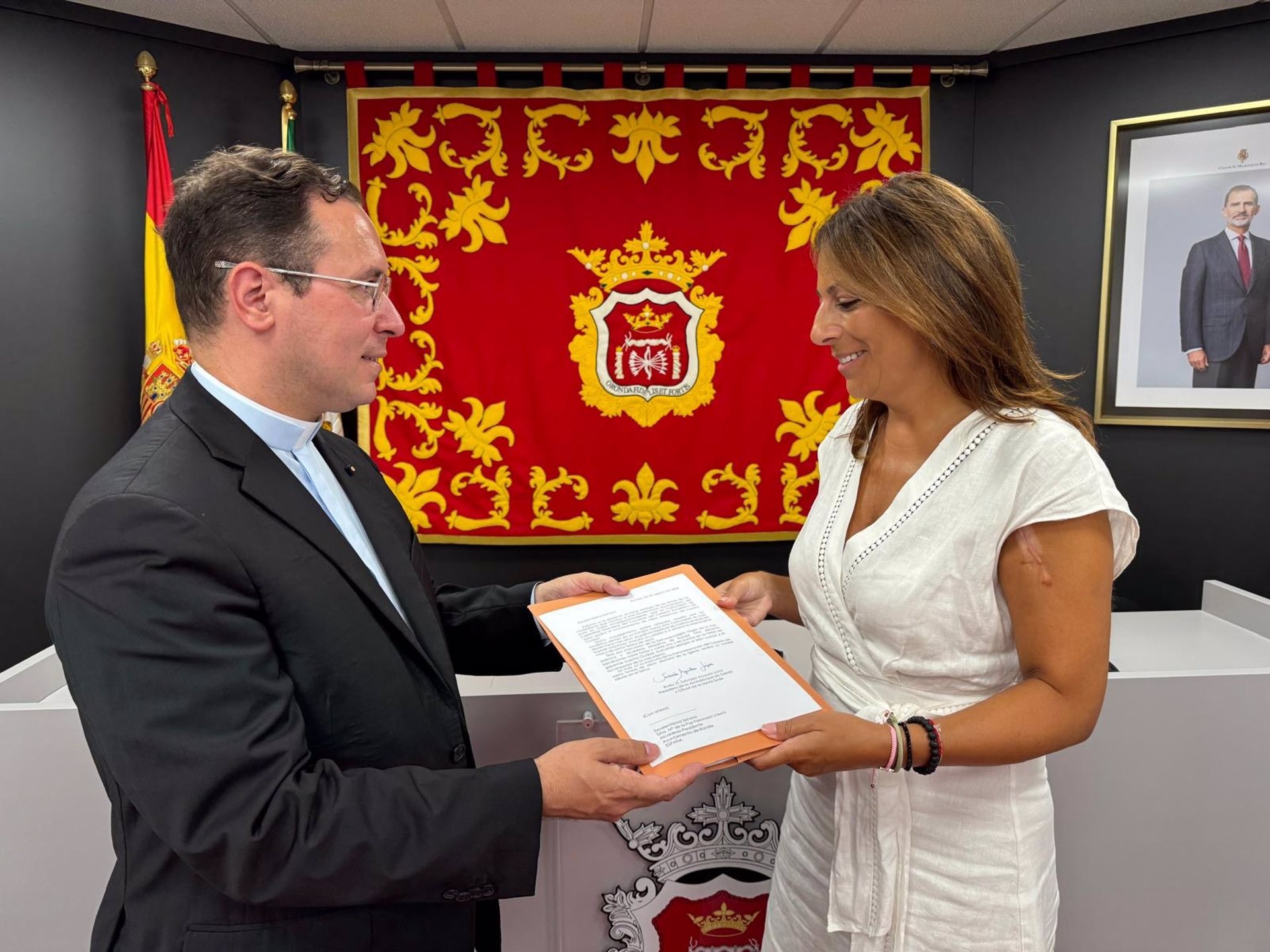 Entregan más de 1.000 firmas para nombrar Hijas Adoptivas a la Comunidad de Carmelitas Descalzas de Ronda