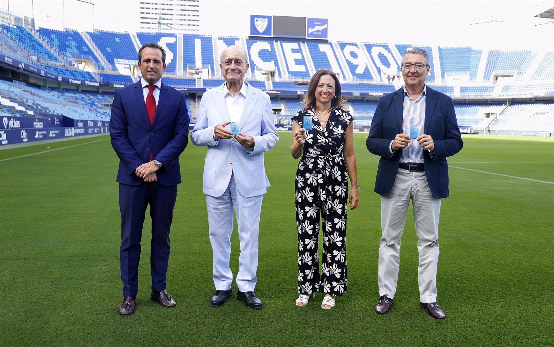 Francisco De la Torre, Francisco Salado y Patricia Navarro recogen su abono de temporada del Málaga CF