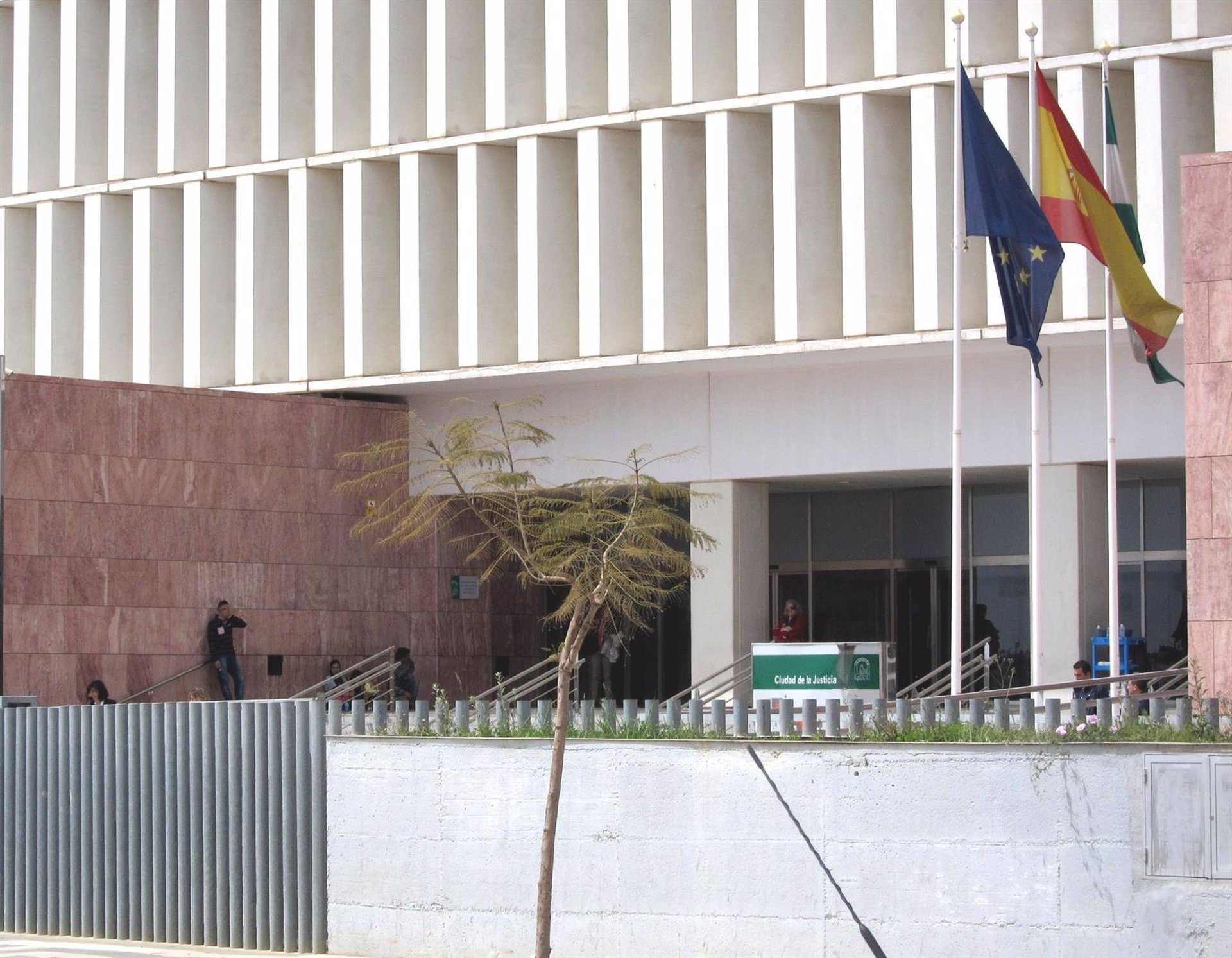 Acusan a un hombre por incendiar una casa creyendo que era del amante de su pareja