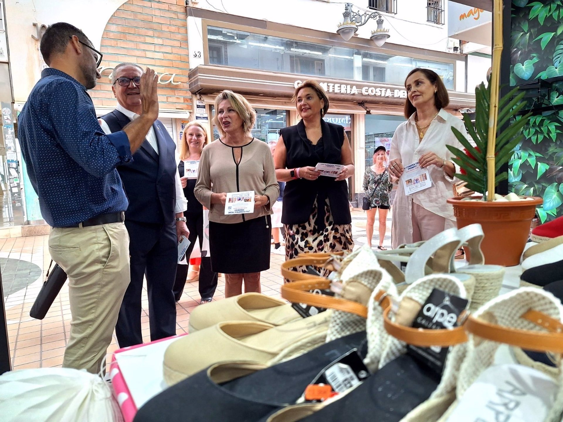 La Junta anima en Torremolinos a consumir productos en los negocios de proximidad
