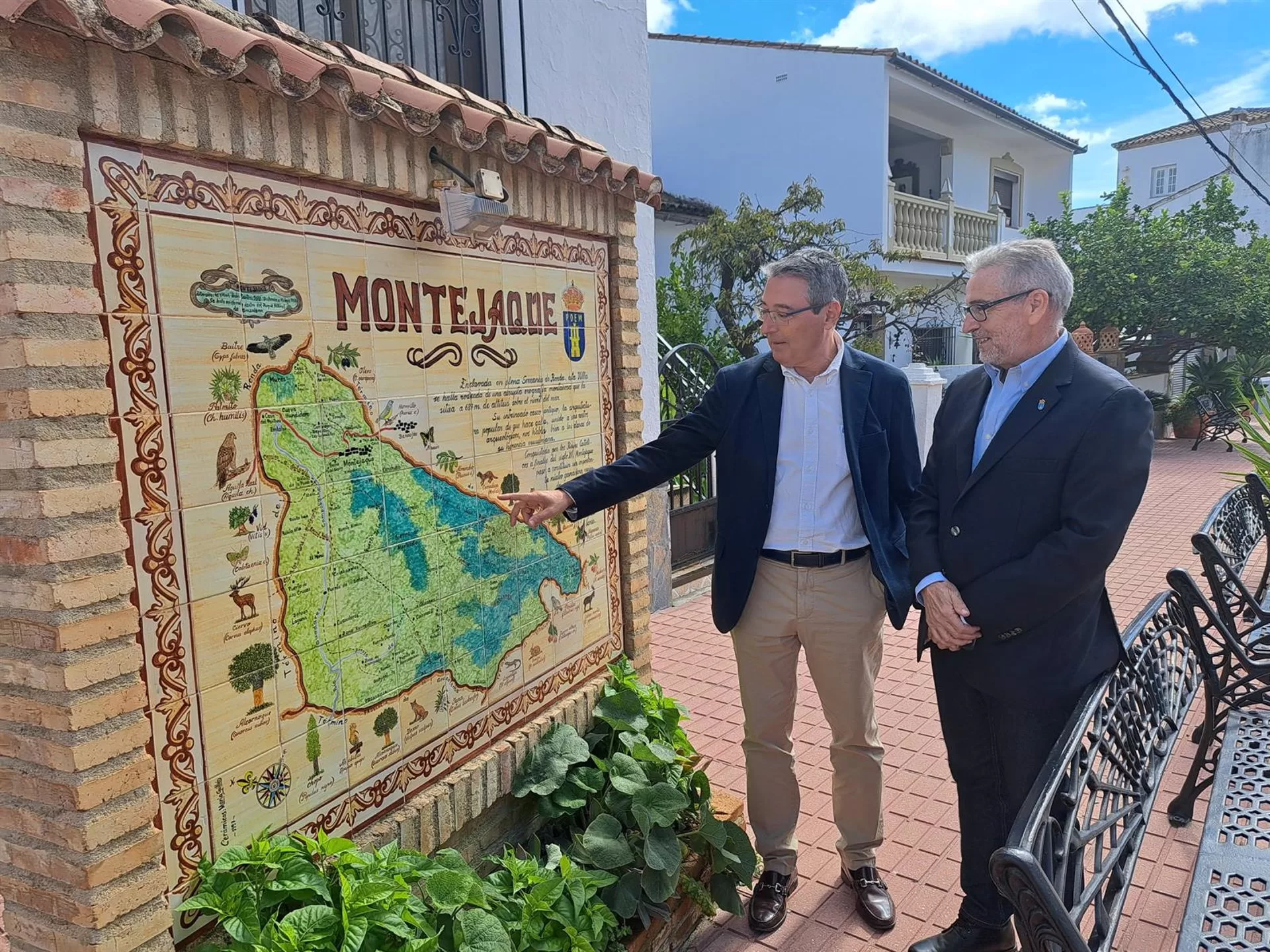 Diputación invierte este año 1,2 millones en Montejaque para mejorar sus infraestructuras y equipamientos