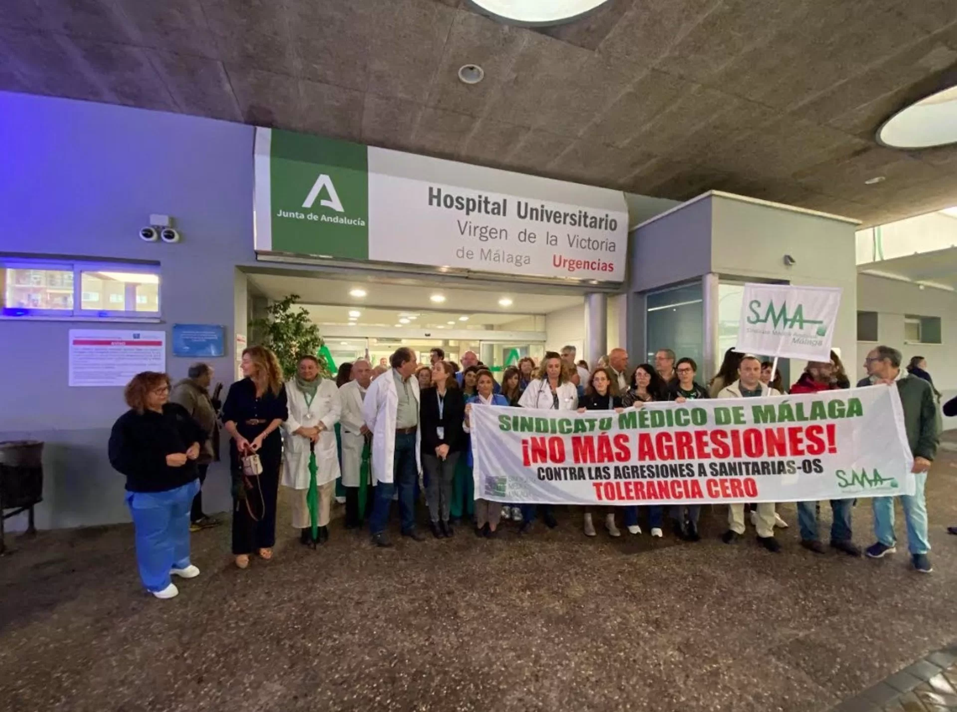 La hija de una paciente grita e insulta a una médica para exigir una prueba para su madre