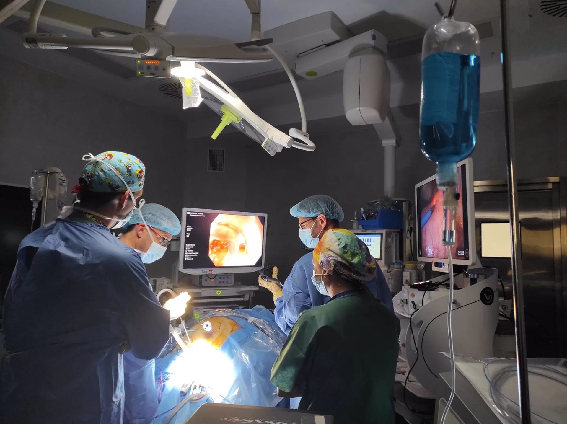Realizan una innovadora intervención multidisciplinar para resecar un tumor gástrico de gástrico de gran tamaño