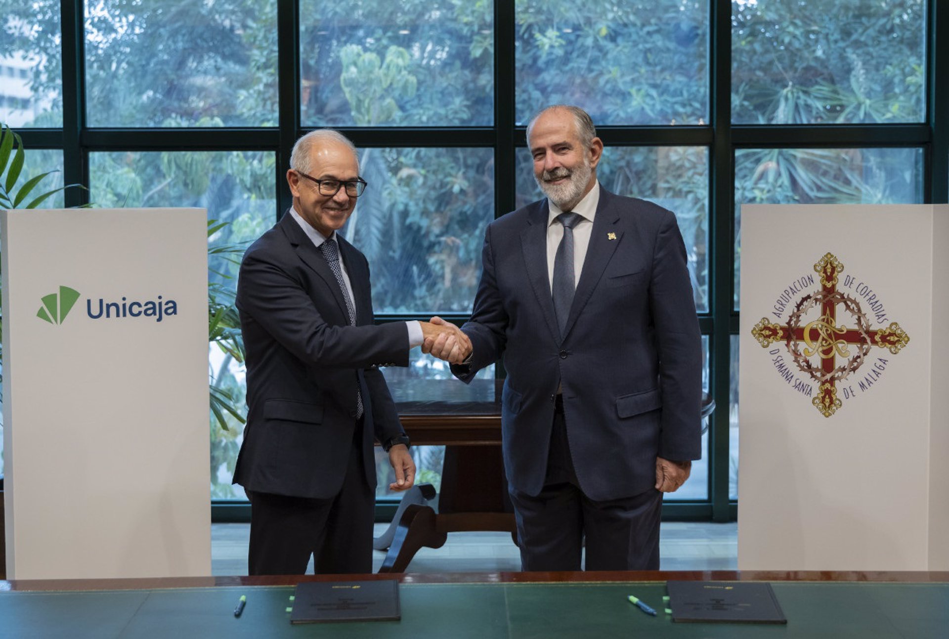 Unicaja muestra su apoyo a la Agrupación de Cofradías con la firma de un nuevo convenio de colaboración