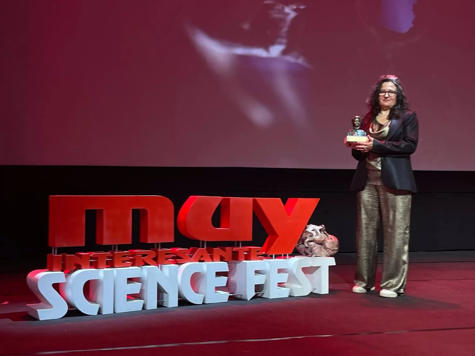 La catedrática de Genética de la UMA Ana Grande, distinguida con el galardón 'Muy' de Biología
