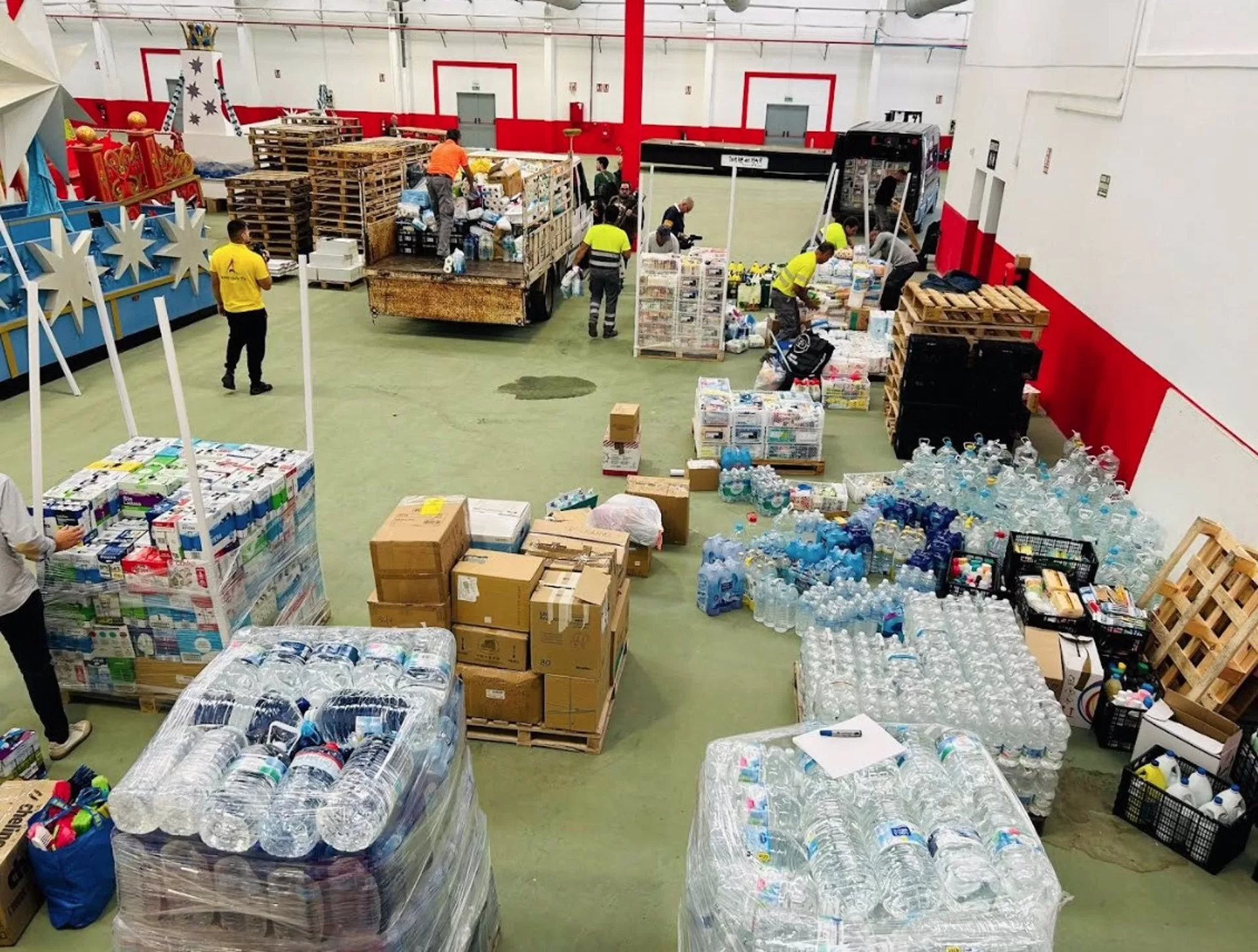 Vélez-Málaga recoge casi 100 toneladas de alimentos y materiales para afectados por la DANA
