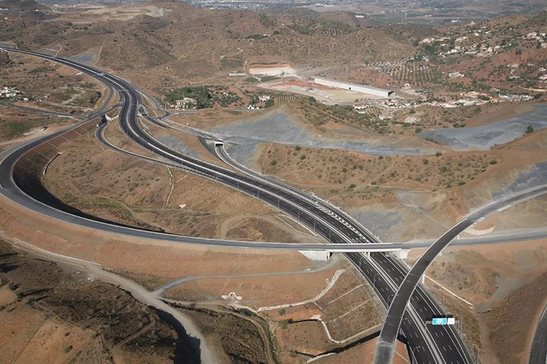 El peaje de la autopista del Guadalmedina permanece abierta gratis tras desprendimientos en la A-45