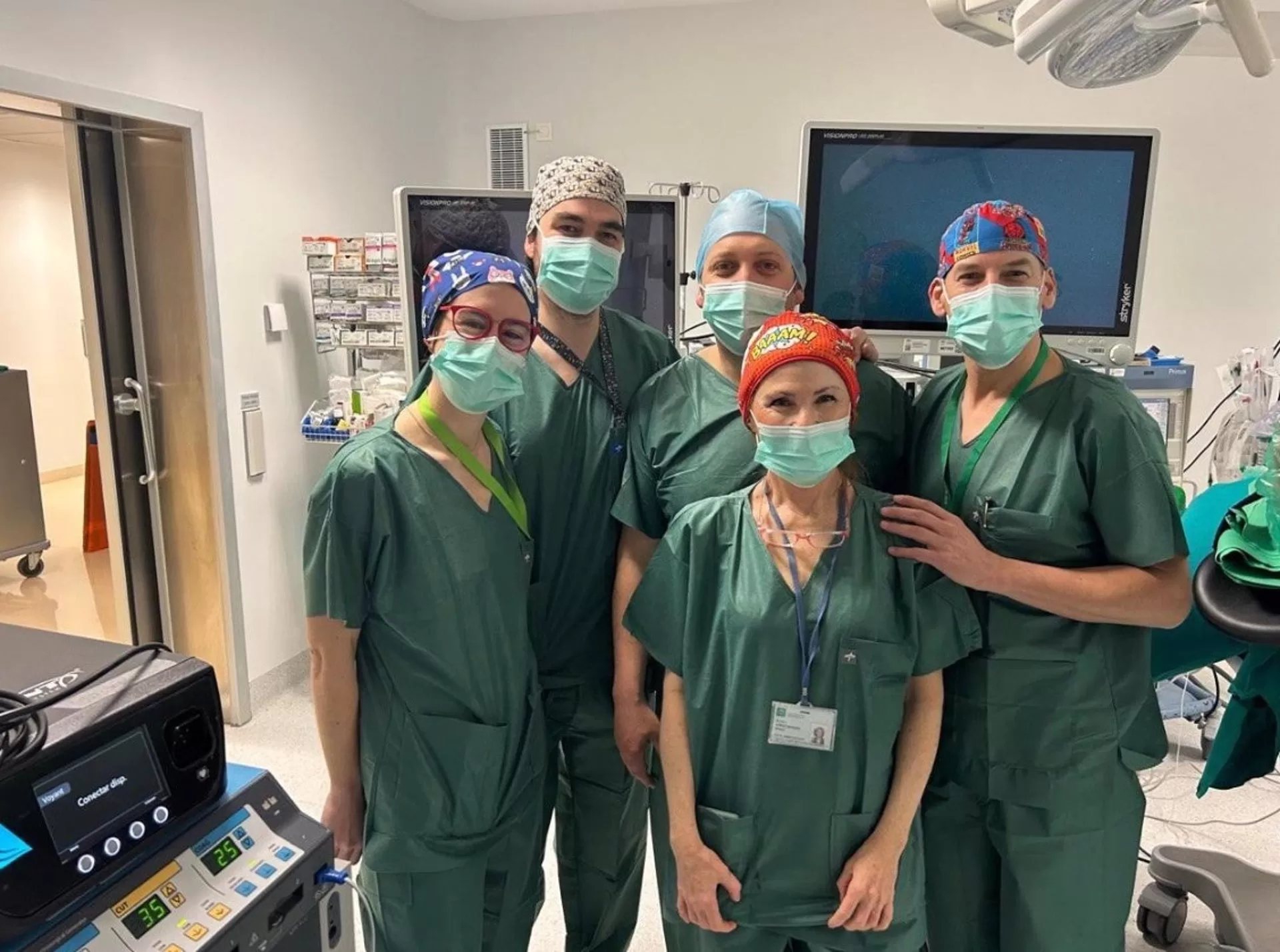 El servicio de Ginecología del Hospital Clínico de Málaga realiza con éxito técnicas quirúrgicas sin cicatrices