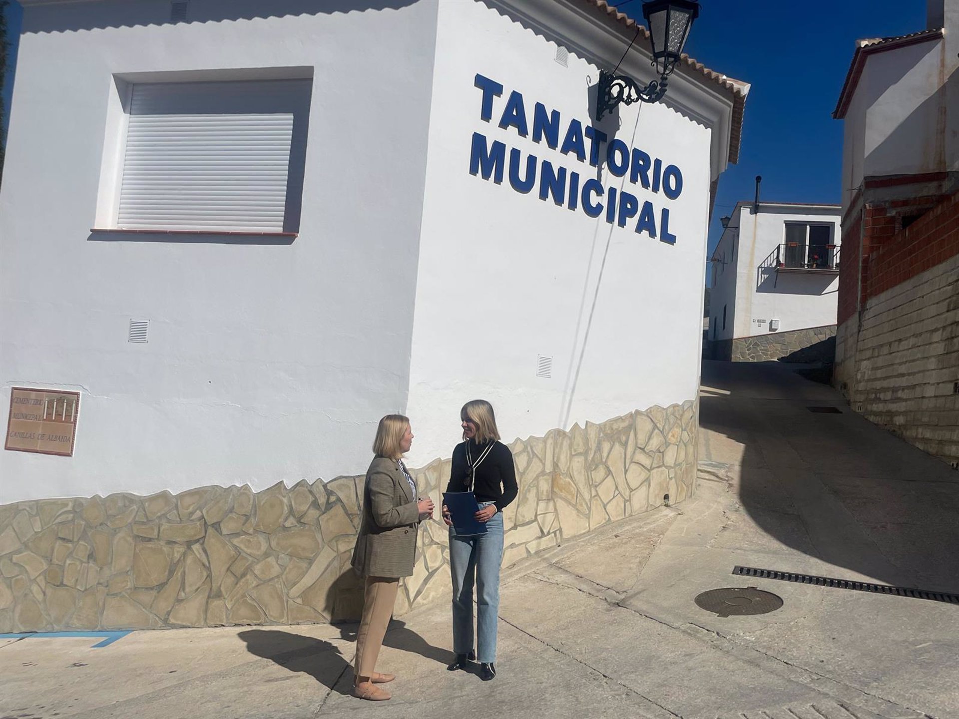 Obras del PFEA contribuyen a mejorar la piscina municipal y el tanatorio de Canillas de Albaida