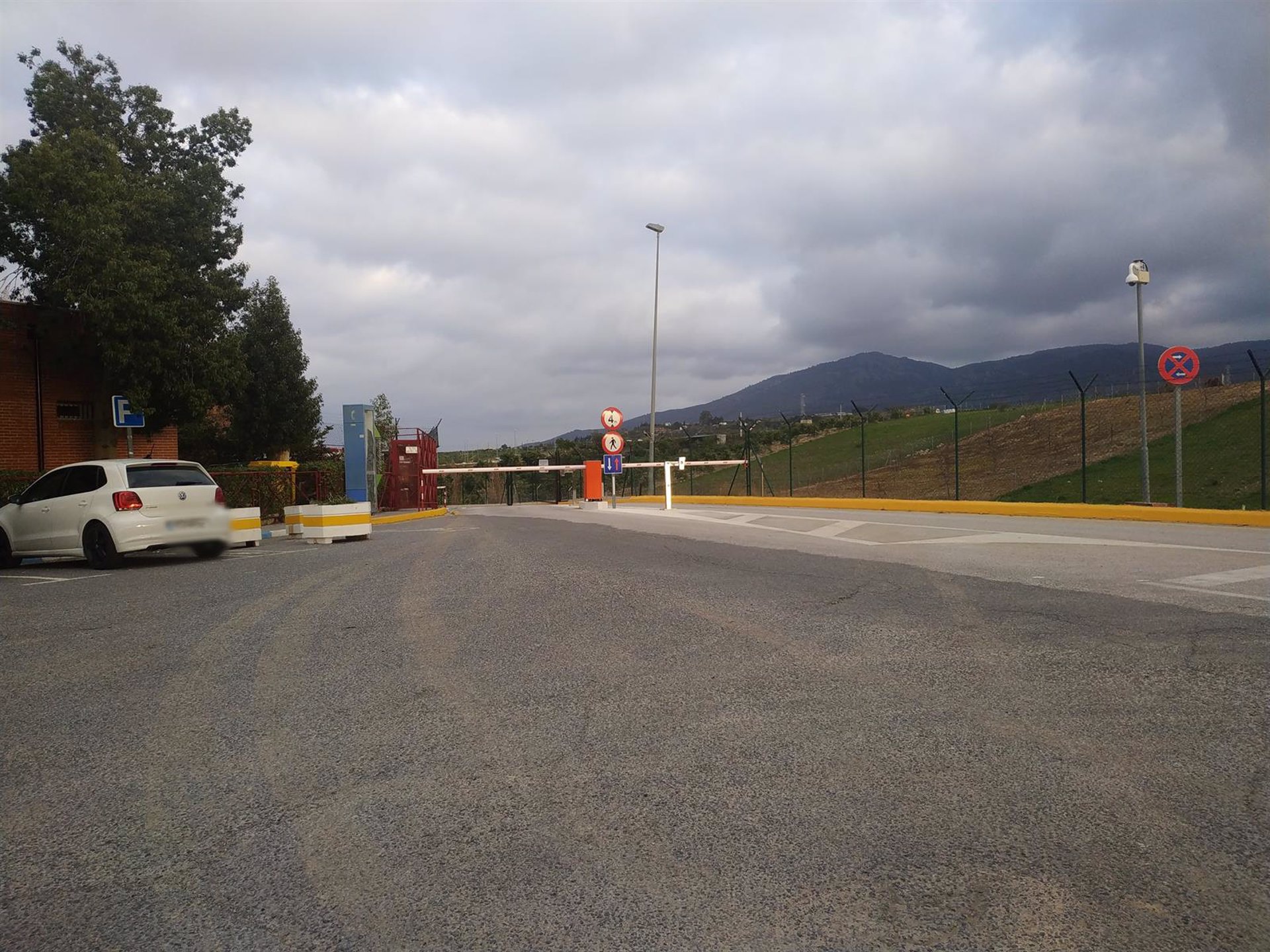 Buscan a un preso de la cárcel de Alhaurín que se fugó tras ser atendido por tragarse un móvil