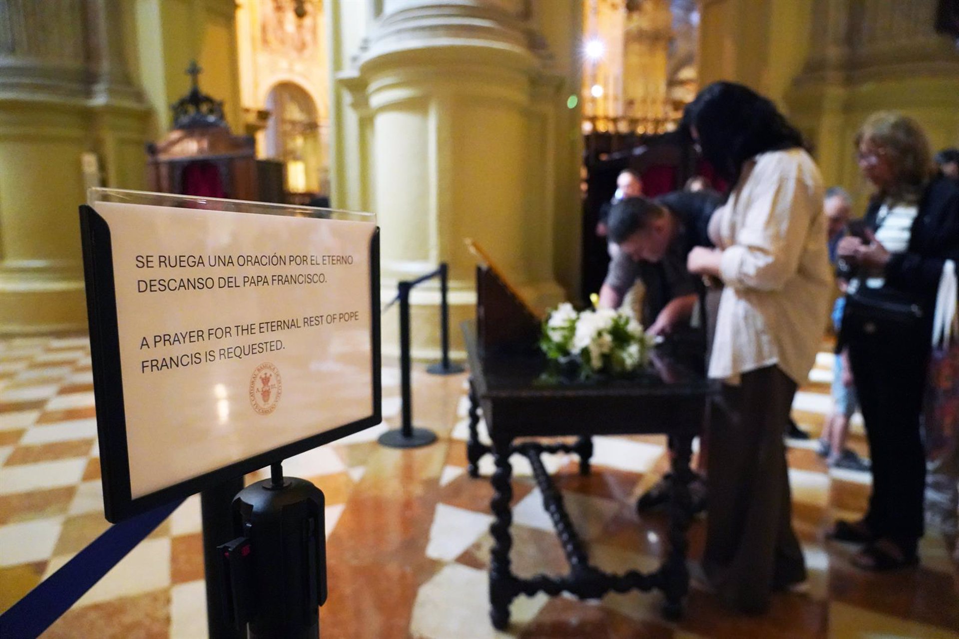 Cientos de personas dan su último adiós al papa Francisco con dedicatorias en el libro de condolencias