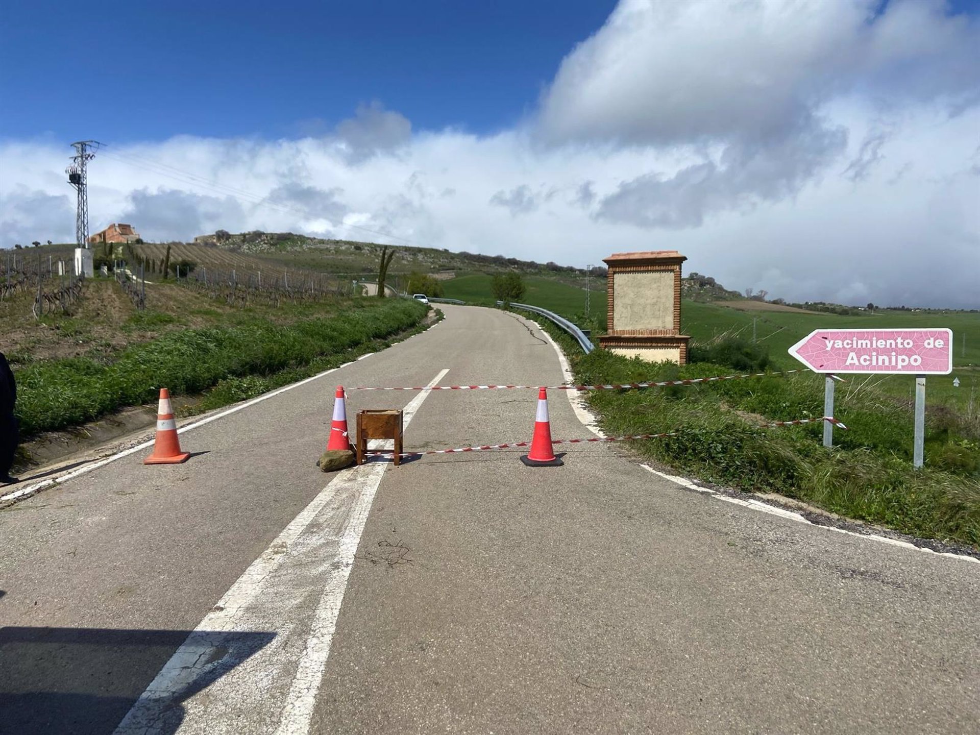 Cortada la carretera MA-7402 en Ronda por un desprendimiento en la zona de acceso al yacimiento de Acinipo