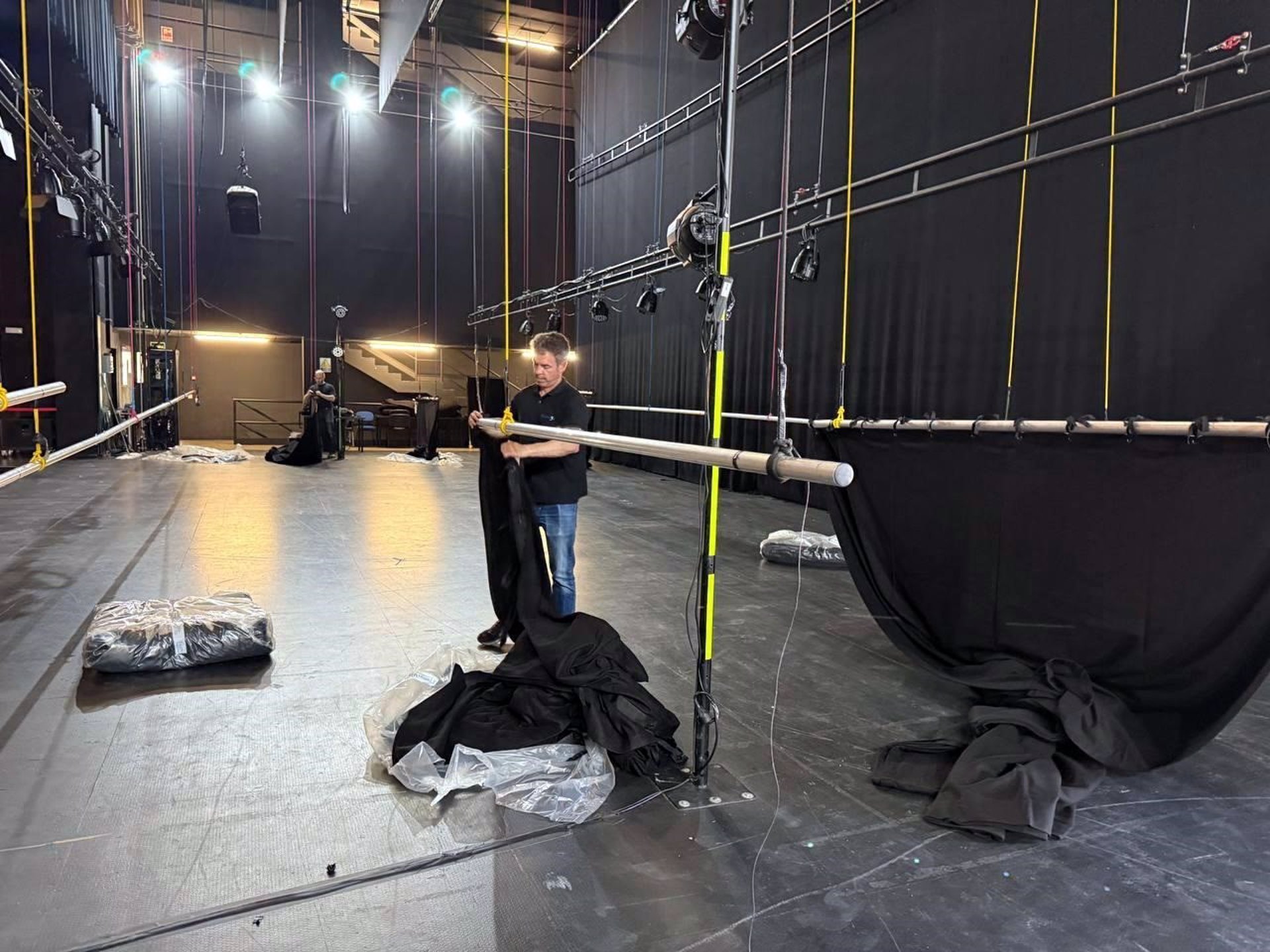 El Ayuntamiento de Estepona renueva el escenario del Teatro Auditorio Felipe VI