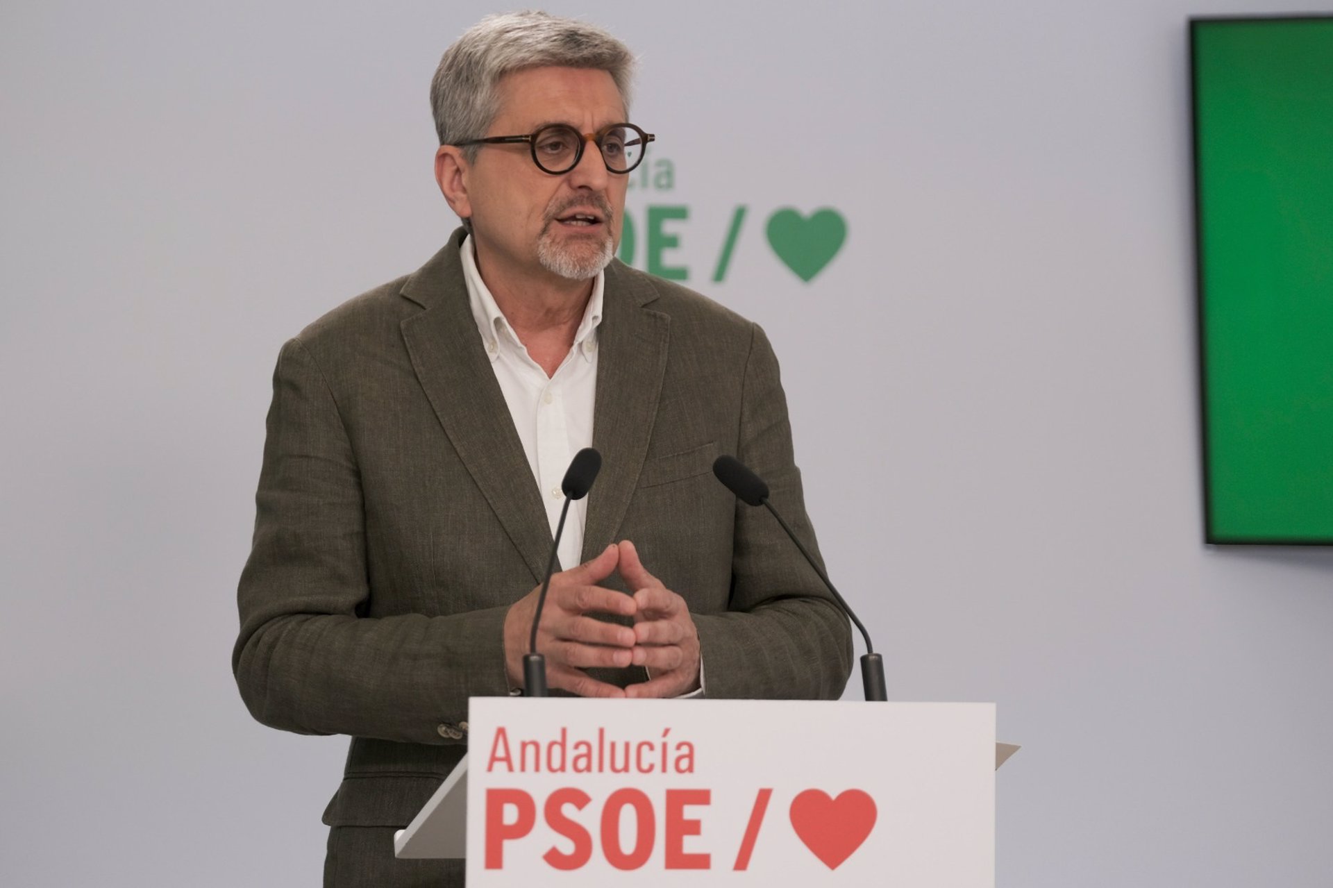 El PSOE critica a Moreno "por poner en riesgo las ayudas al transporte dirigidas a 200.000 jóvenes malagueños"