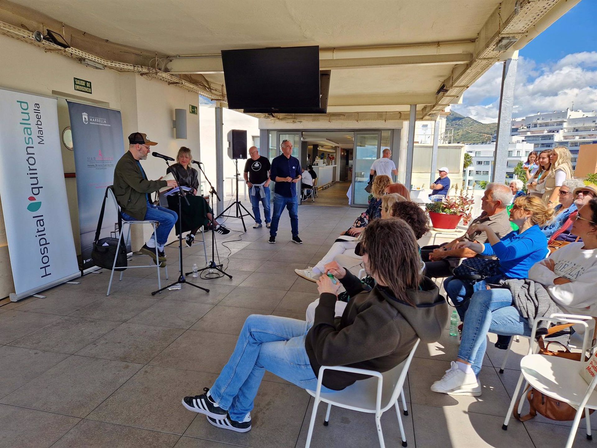 El certamen Marpoética recala en Quirónsalud Marbella con una lectura compartida