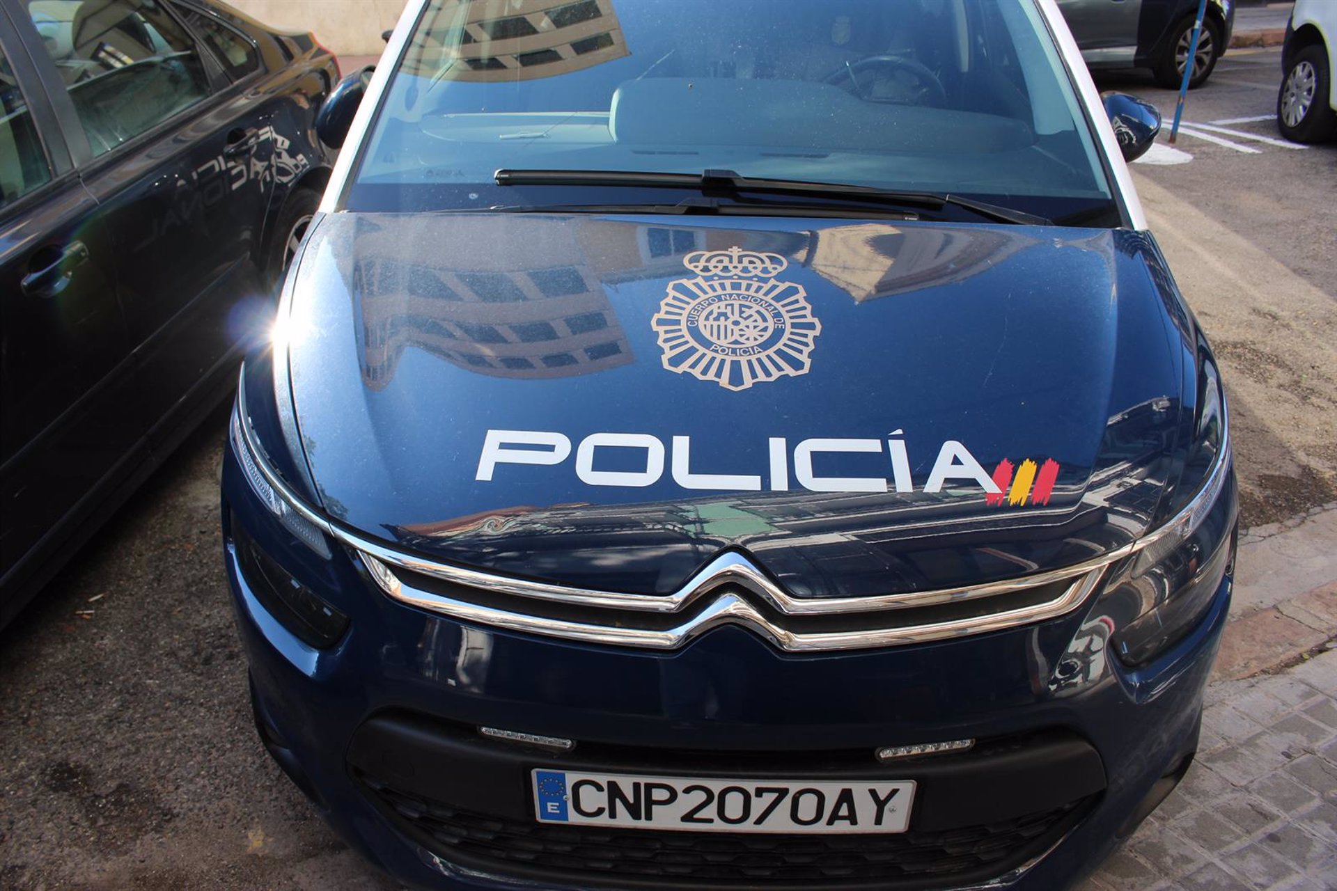 Investigan la muerte de una mujer a manos de su hijo tras hallarlo con un hacha en la calle