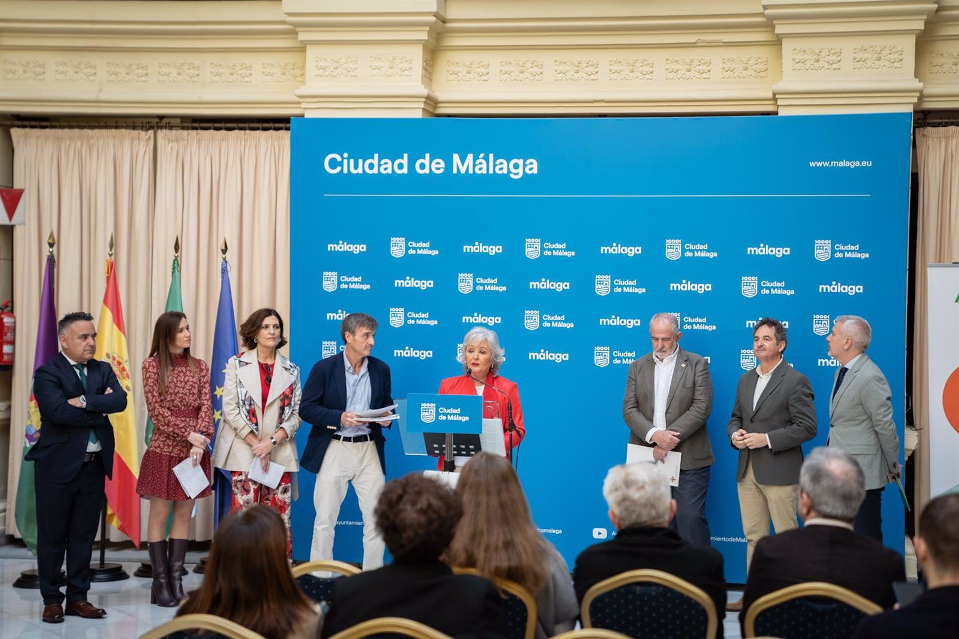 Málaga prevé emplear 7.500 litros de líquido para quitar la cera en Semana Santa y evitar resbalones