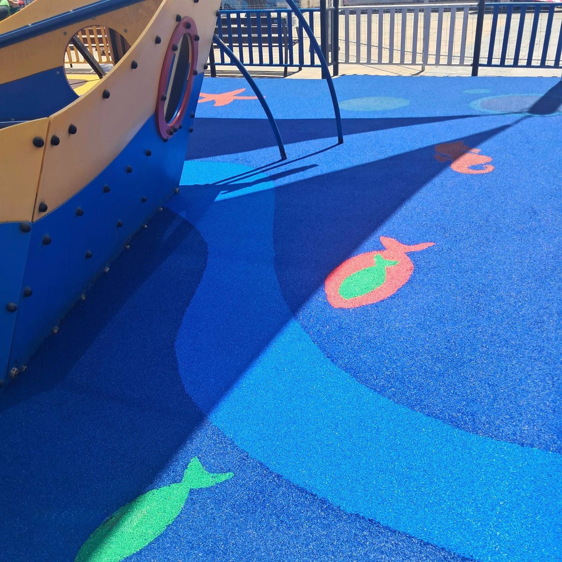 Ayuntamiento de Rincón acomete renovación completa de la superficie del parque infantil del paseo marítimo
