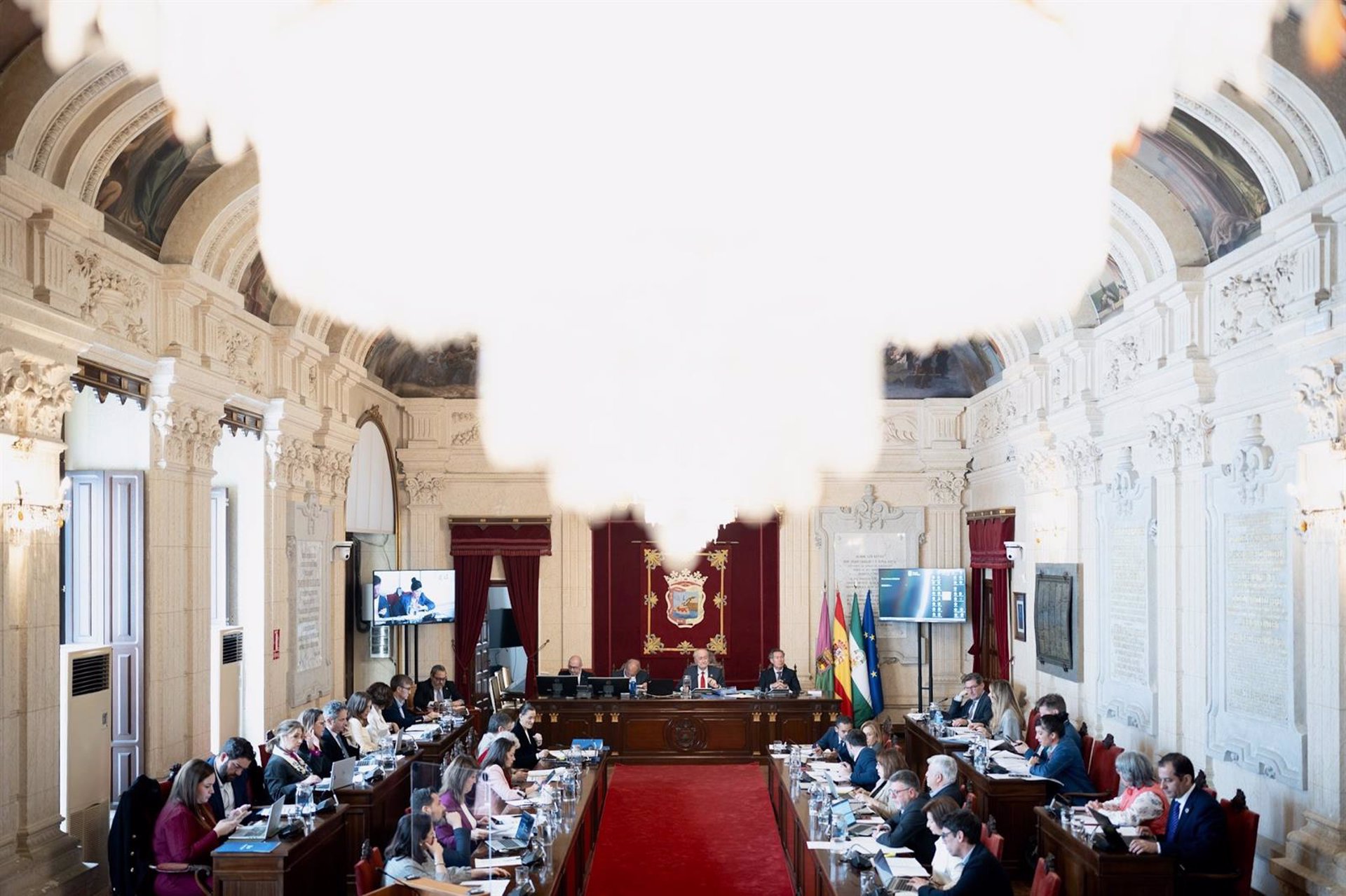 El "caos" ferroviario, balance de mitad de mandato y 'minipisos', centran el pleno del Ayuntamiento de Málaga