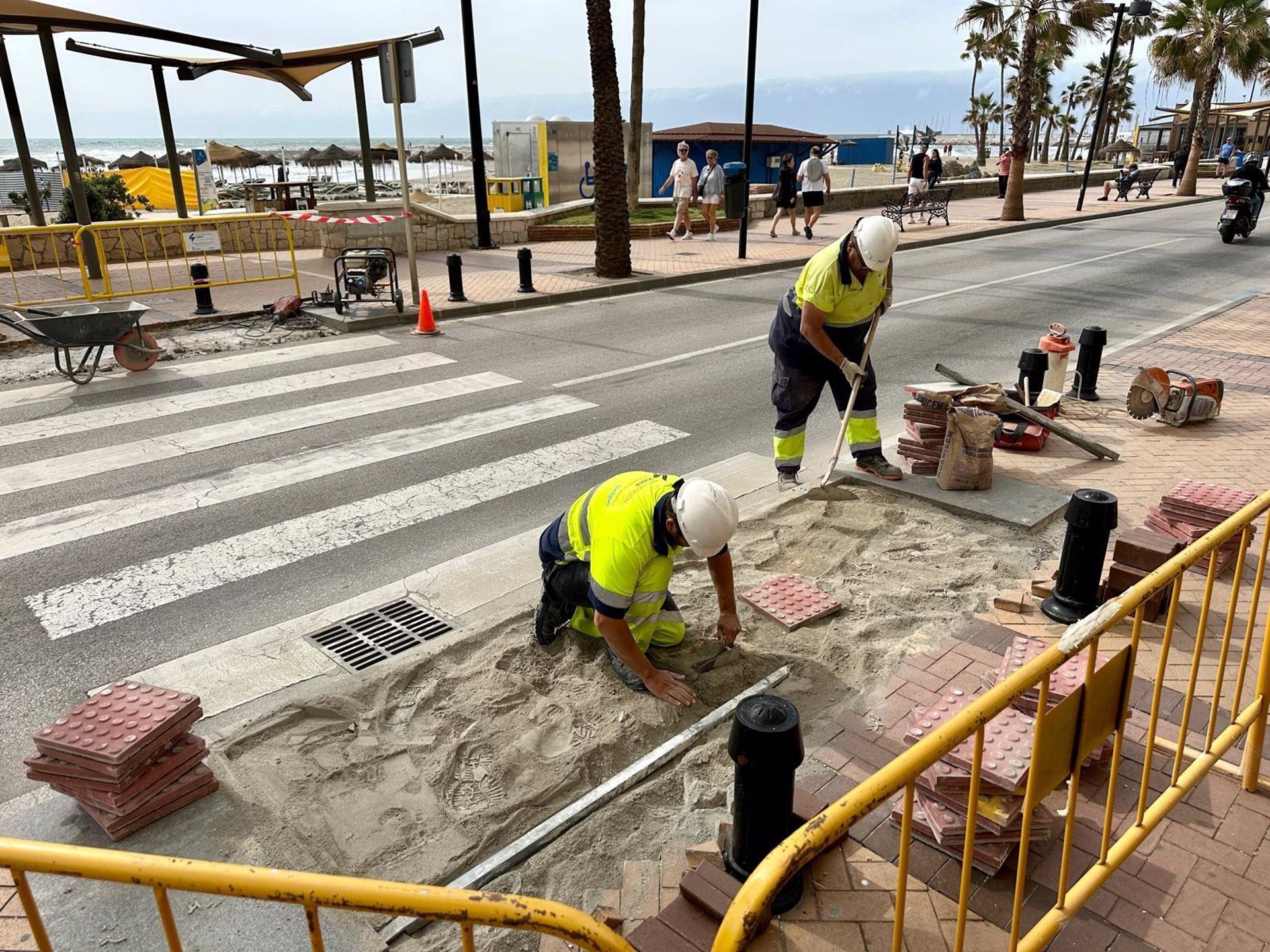 Fuengirola suma tres nuevos pasos elevados en el paseo marítimo para reducir la velocidad de la circulación