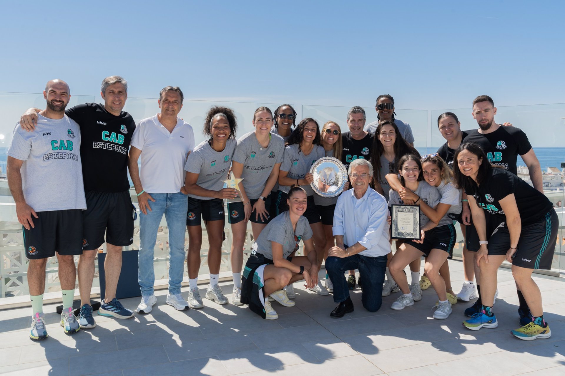 García Urbano recibe al equipo femenino del CAB Estepona tras lograr su ascenso a la élite del baloncesto