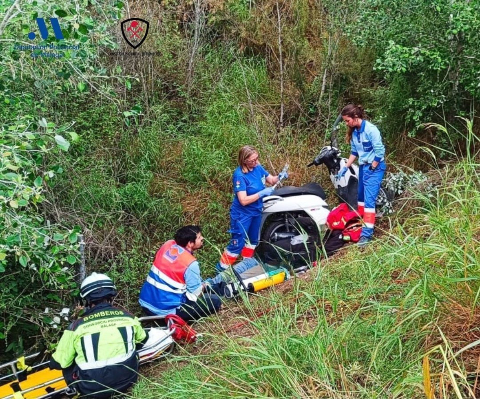 Herido un motorista tras caer por un desnivel de tres metros en la A-357 en Cártama