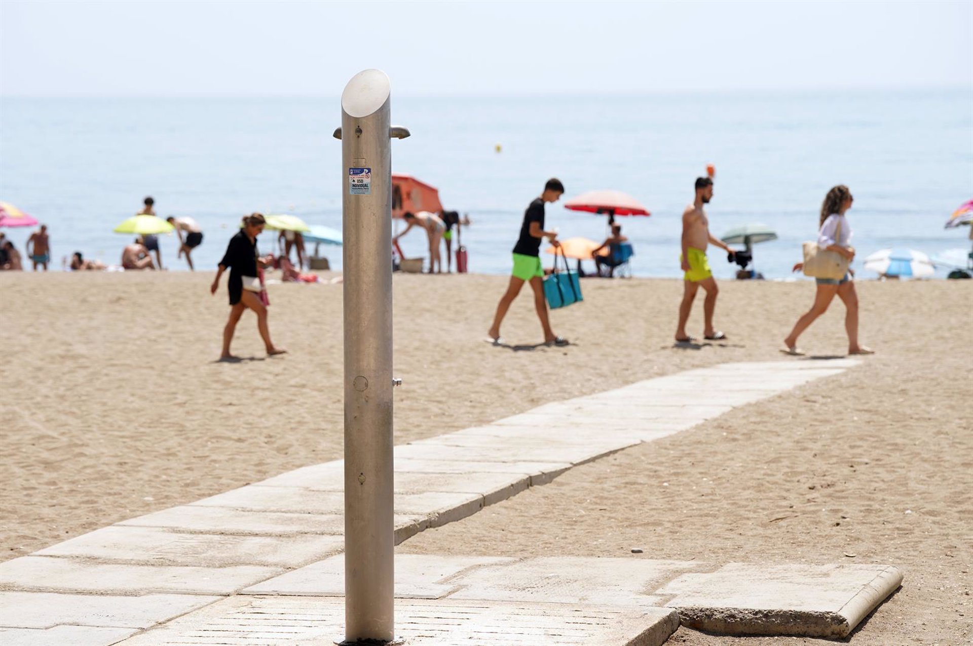 Las duchas en las playas de Málaga estarán en servicio a partir del 15 de junio
