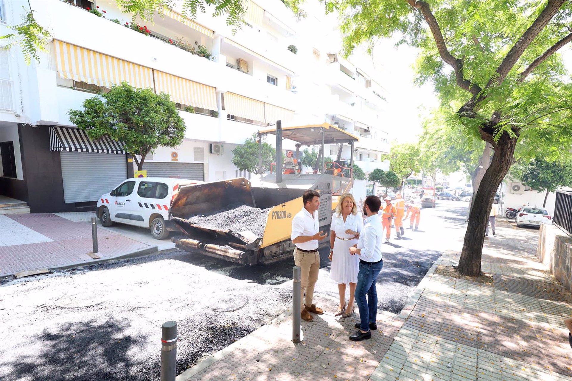 Los trabajos de asfaltado de emergencia en los distritos de Marbella Este y Oeste avanzan "a buen ritmo"