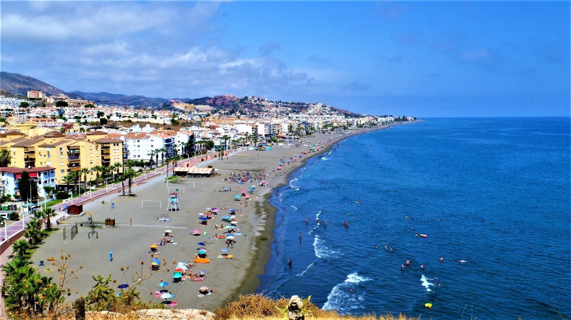 Rincón de la Victoria publica un Bando para el uso responsable de las playas, donde las duchas estarán cerradas