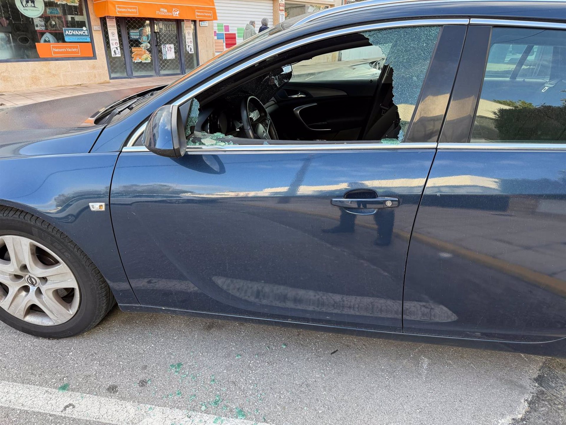 Rompen los cristales de las ventanillas a más de una quincena de vehículos en varias calles de Ronda