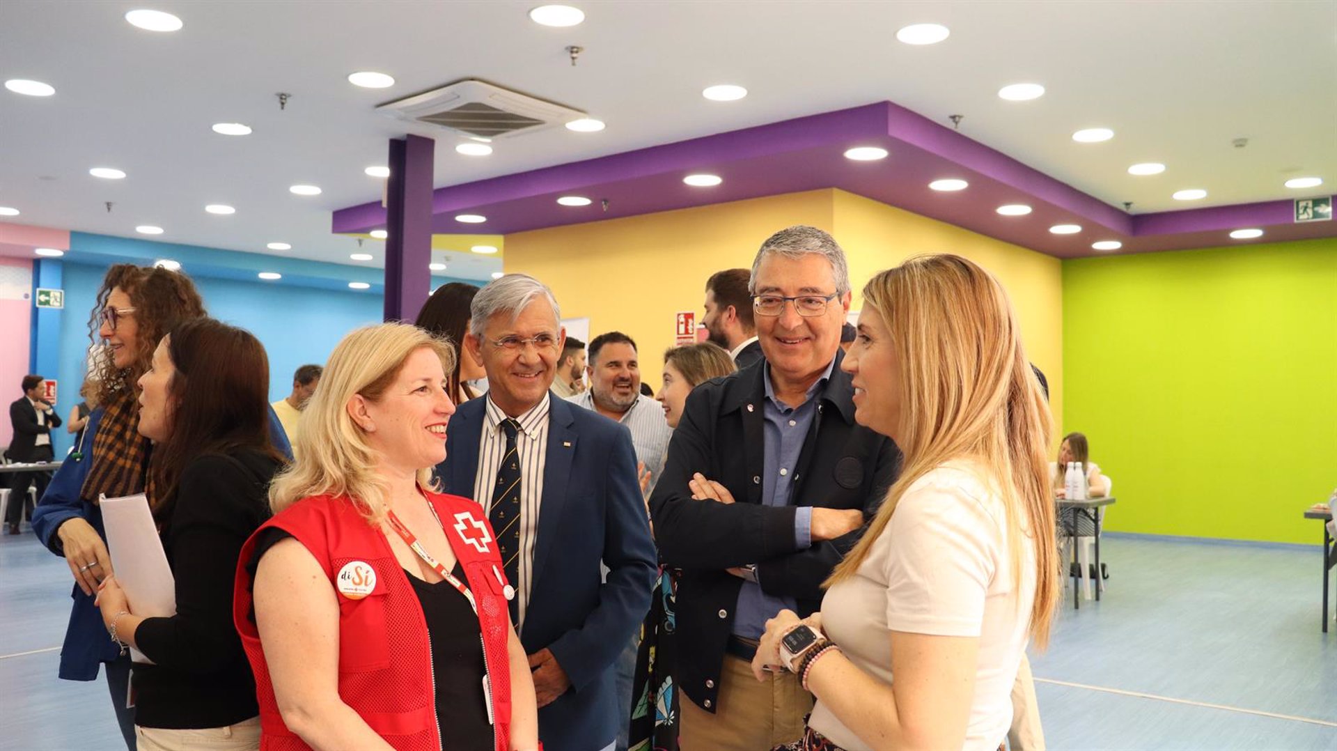 Un total de 19 empresas y más de 400 inscritos en la Feria de Empleo de Cruz Roja de Rincón de la Victoria