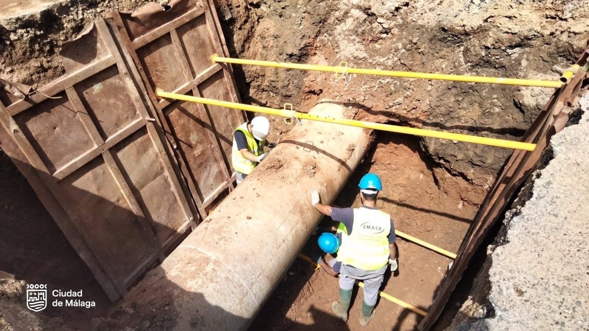 Continúa cortado al tráfico la avenida de La Aurora tras la rotura de una tubería