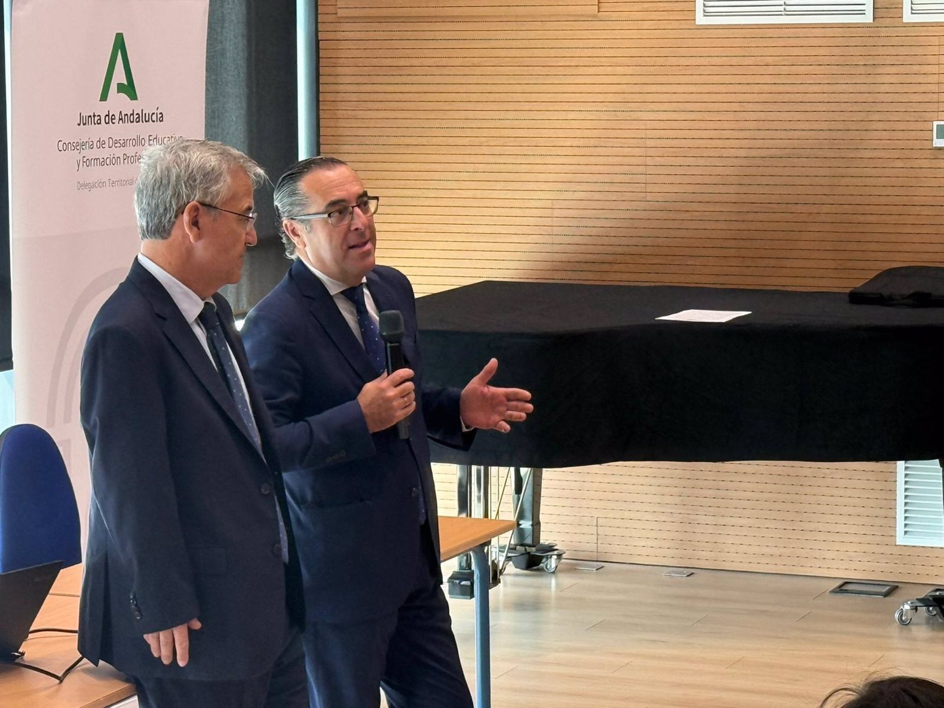 El delegado de Desarrollo Educativo se reúne en Estepona con centros y ayuntamientos de la zona
