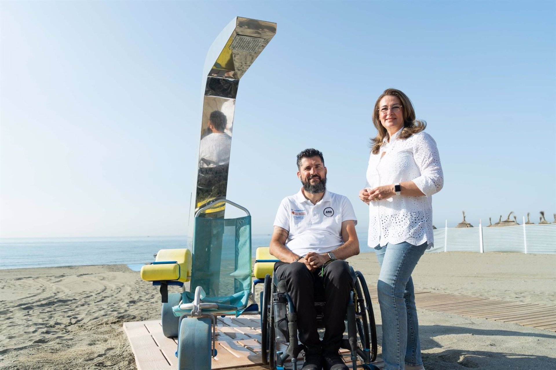 Estepona abre la temporada de playas con nuevas duchas para personas con movilidad reducida