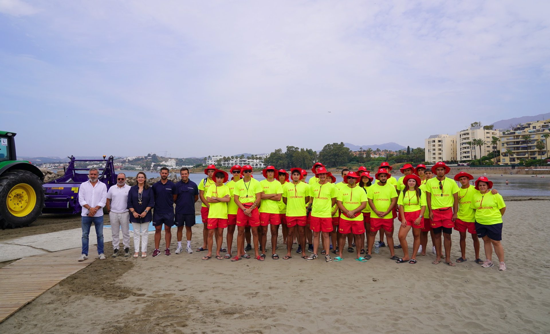 Estepona refuerza el servicio de playas con maquinaria e inicia el dispositivo de vigilancia con 45 socorristas