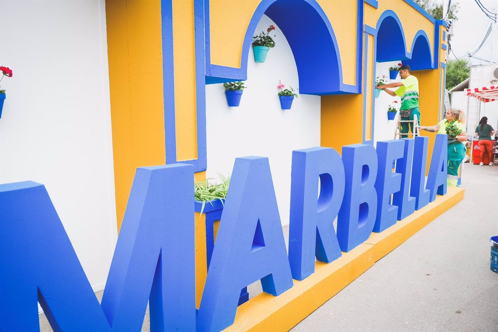 Marbella se engala para la Feria y Fiestas de San Bernabé con más de 500 plantas ornamentales