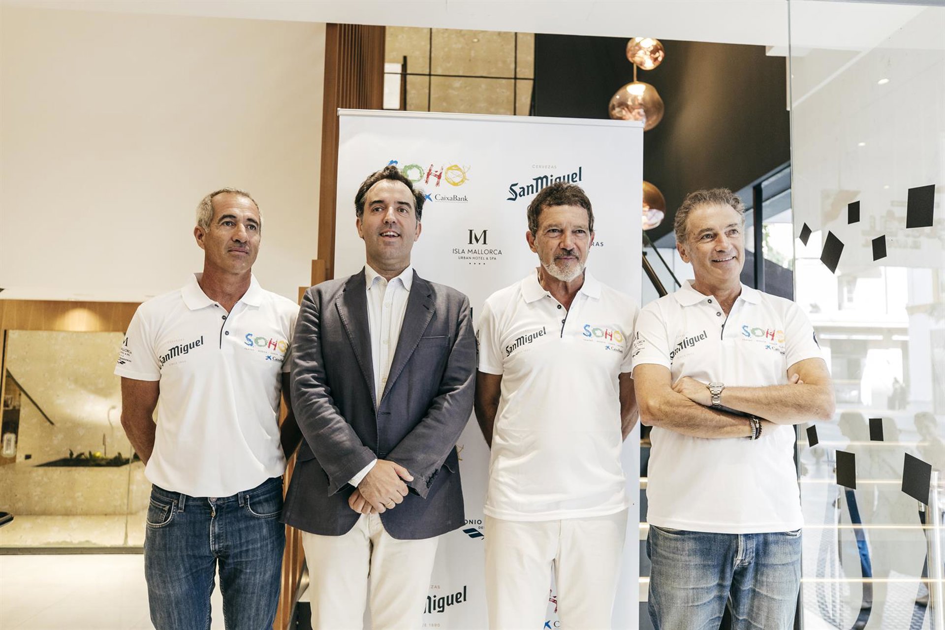 El equipo de regatas Teatro del Soho CaixaBank une fuerzas con San Miguel