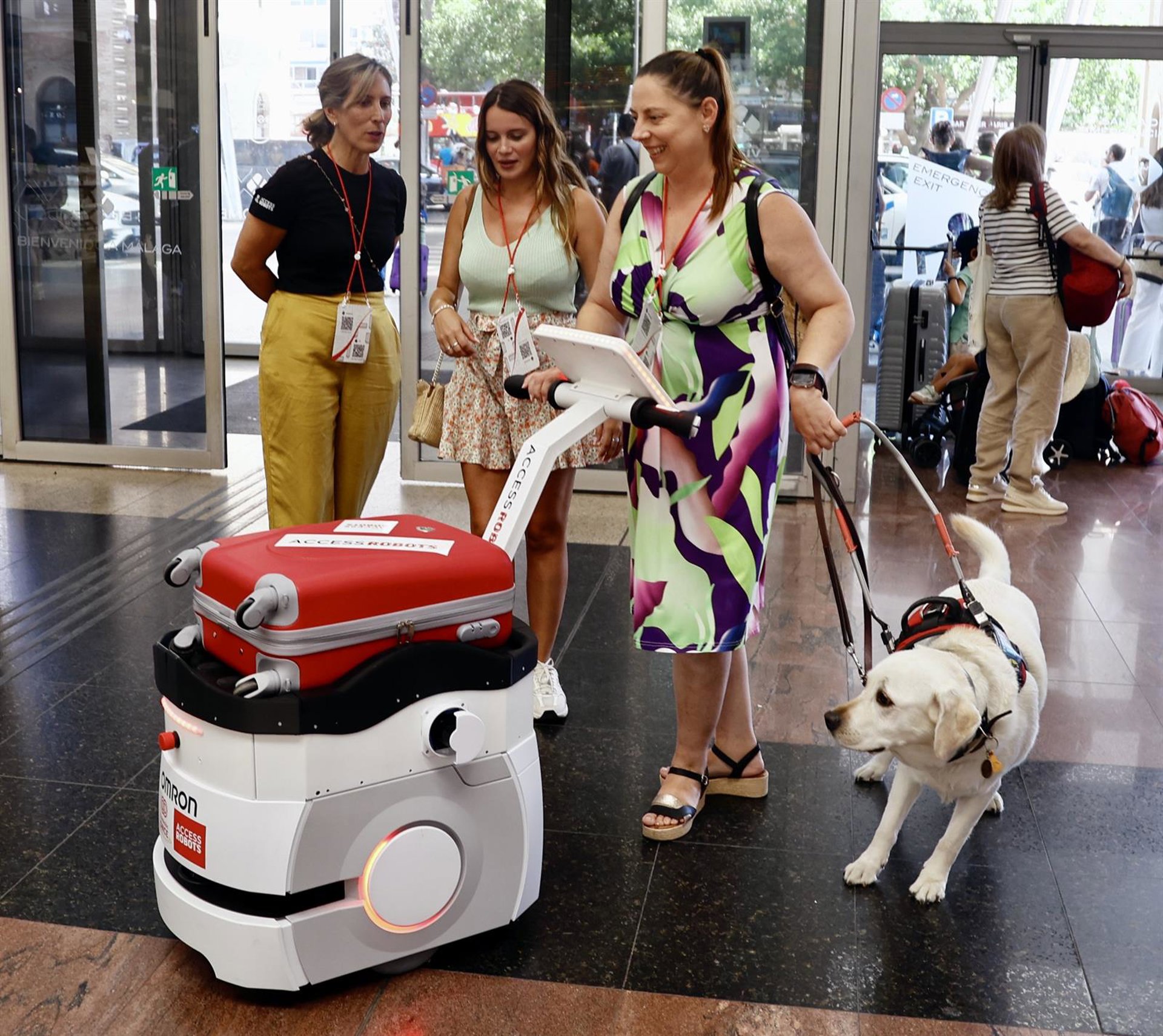 Fundación ONCE lleva a la estación María Zambrano su robot de asistencia a viajeros con discapacidad