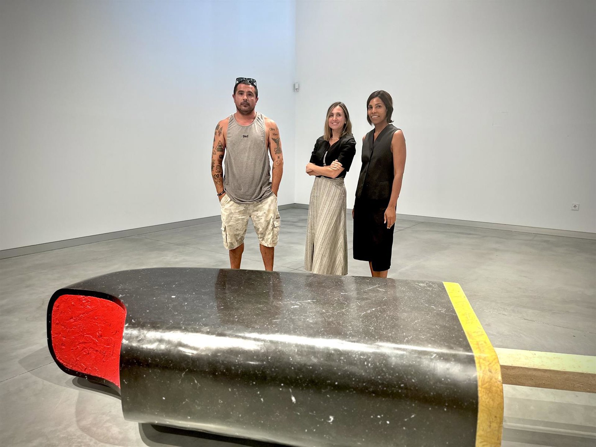Grandes iconos del verano realizados en mármol protagonizan la exposición 'Quiñones: Al Origen' en Estepona