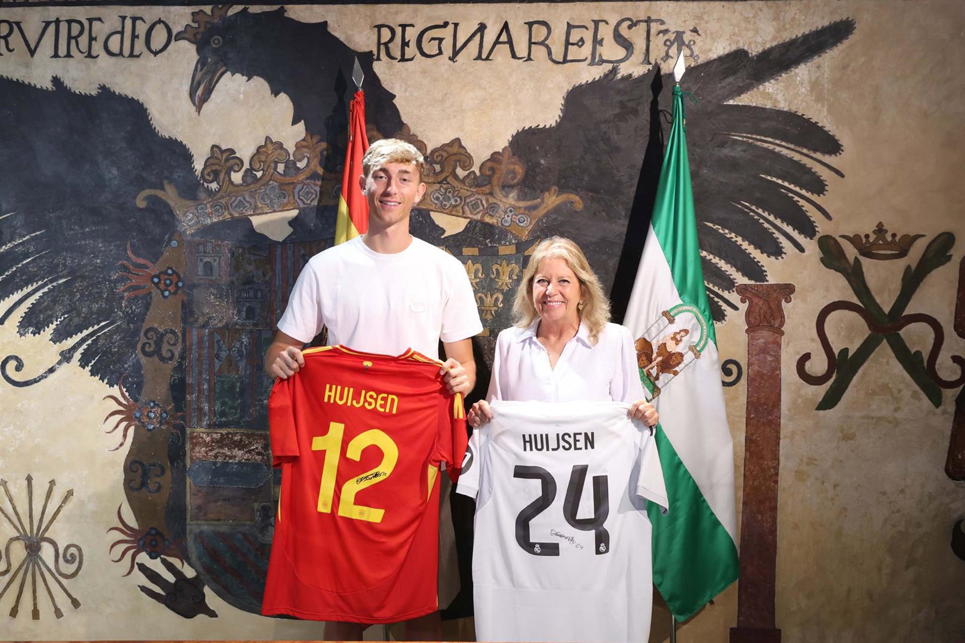 La alcaldesa de Marbella recibe al jugador del Real Madrid y de la Selección española Dean Huijsen