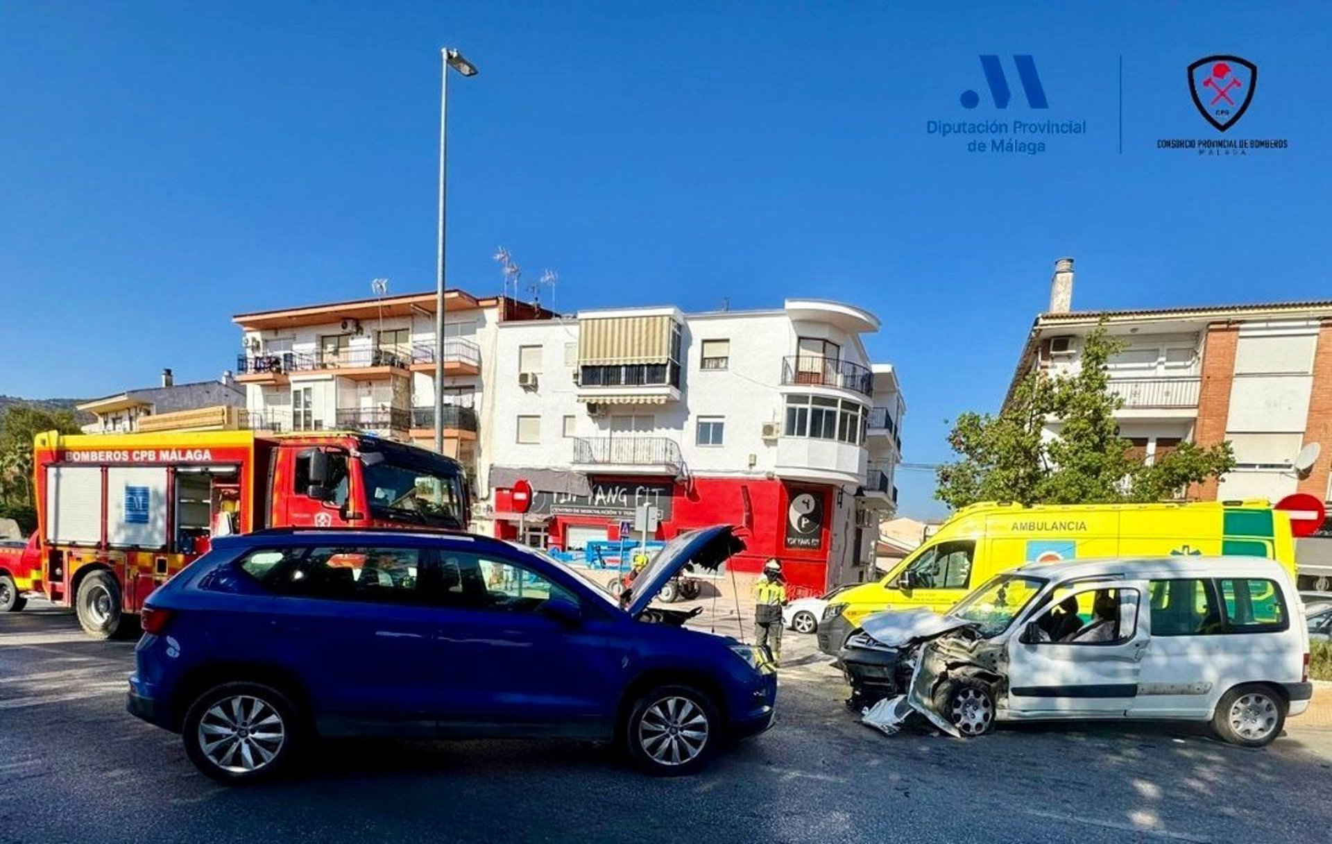 Tres heridos, uno excarcelado, tras una colisión frontal entre dos vehículos en Cártama