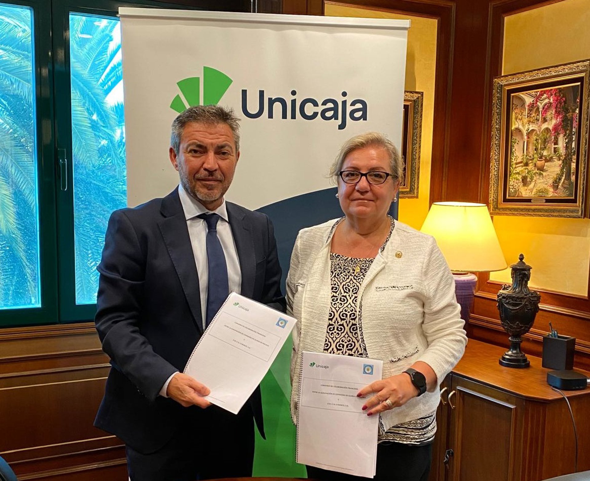 Unicaja refuerza su compromiso con las hermandades de Gloria con la renovación de su convenio de colaboración