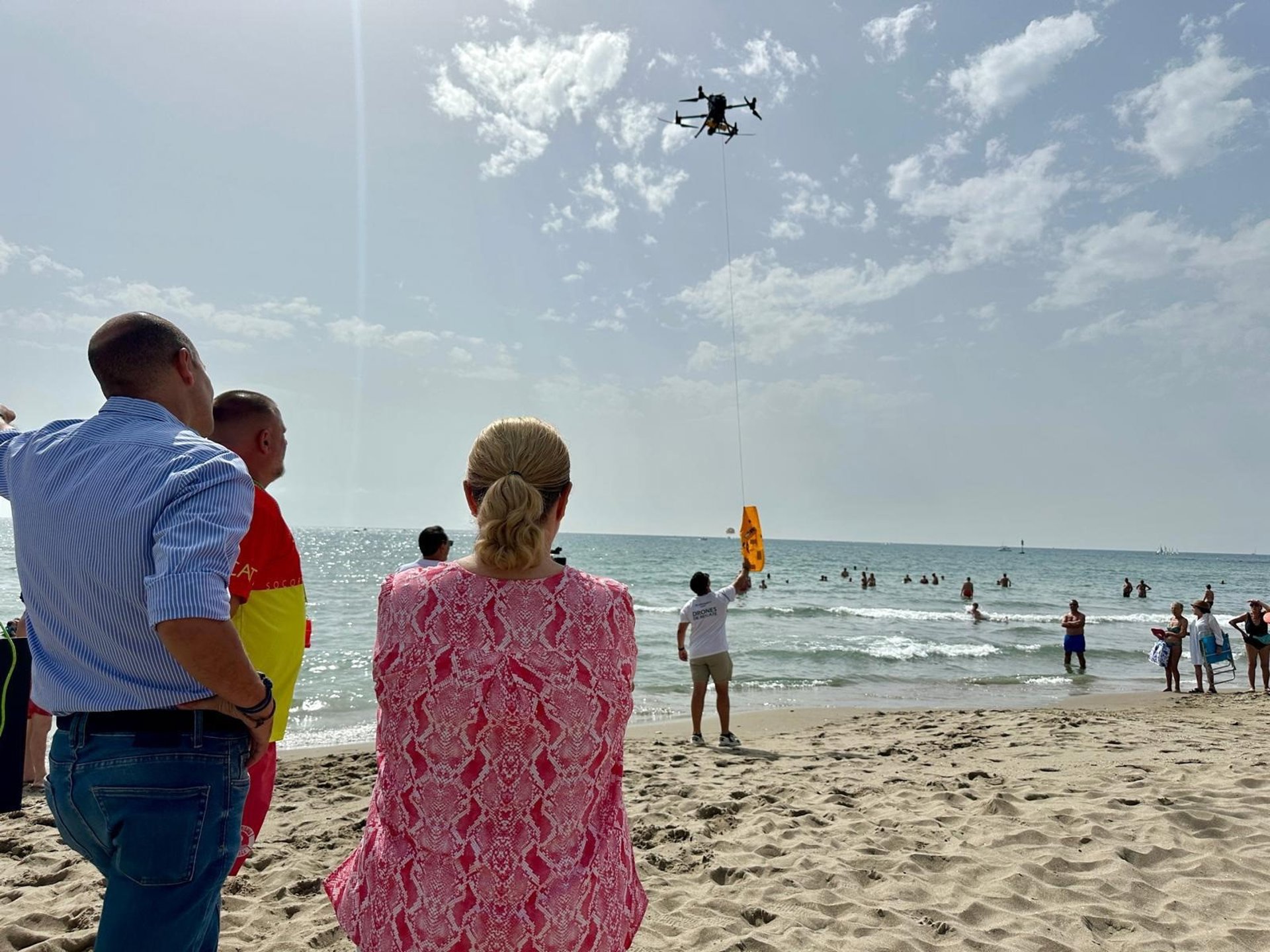El servicio de aerovigilancia con drones en las playas de Fuengirola realiza seis rescates en julio